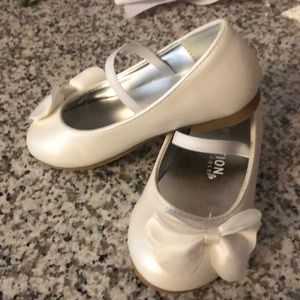 White Kenneth Cole reaction skippers